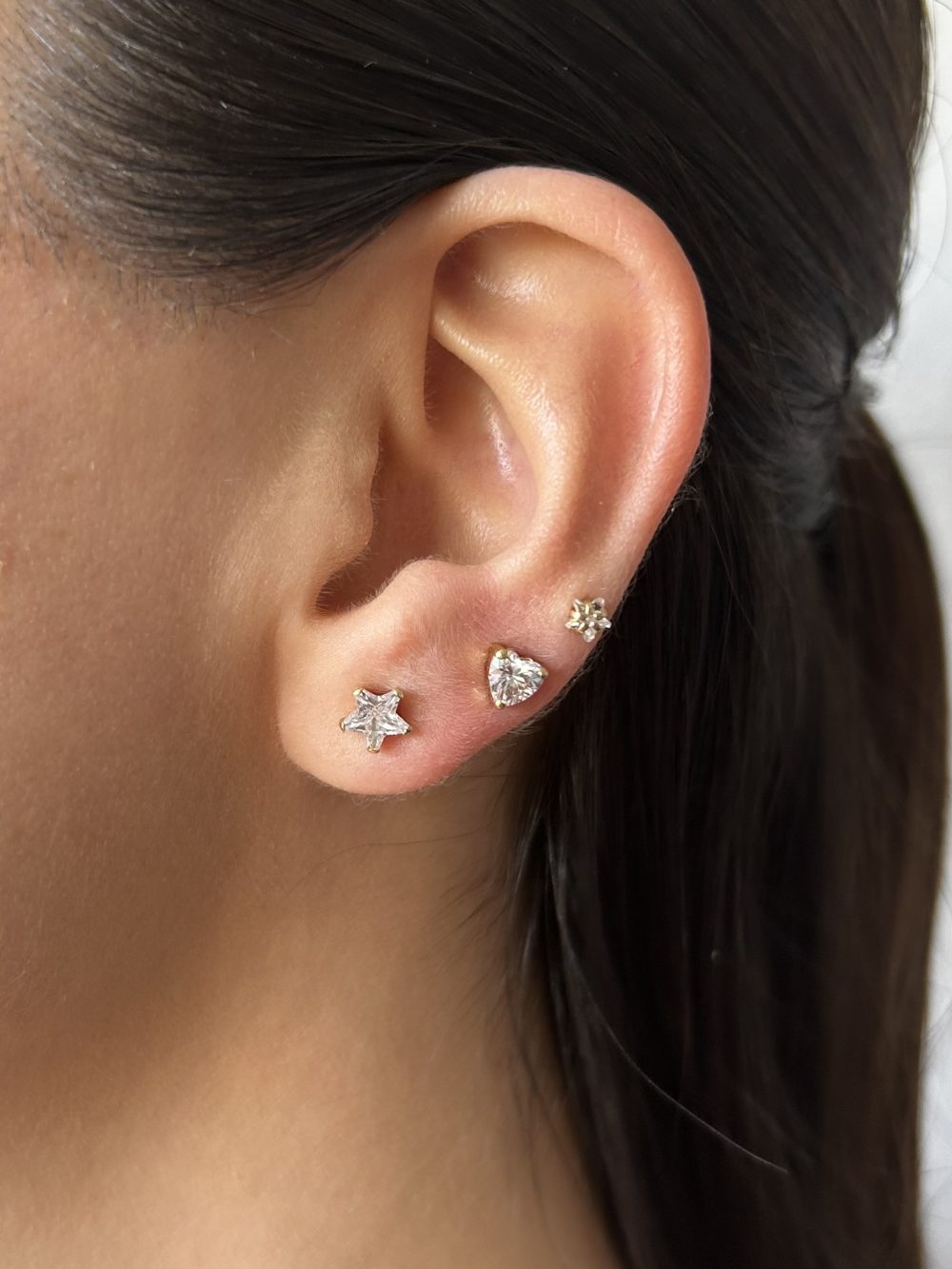 Mujer usando aros de oro 18 quilates con corazón y circón – joyería romántica de Masse Gioielli